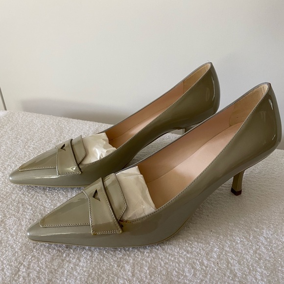 BNIB Prada pumps. Sz 38. Patent leather in a metallic champagne/taupe color. - Picture 2 of 9